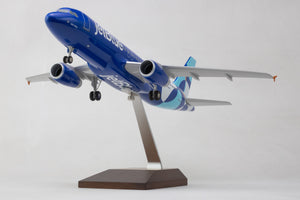 SKYMARKS JETBLUE A320 1/100 SPOTLIGHT W/WOOD STAND & GEAR