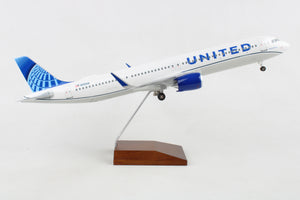 SKYMARKS UNITED A321NEO 1/100 W/WOOD STAND & GEAR