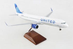 SKYMARKS UNITED A321NEO 1/100 W/WOOD STAND & GEAR