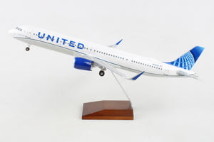 SKYMARKS UNITED A321NEO 1/100 W/WOOD STAND & GEAR