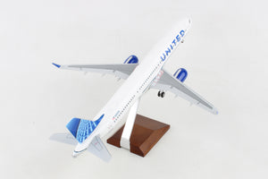 SKYMARKS UNITED A321NEO 1/100 W/WOOD STAND & GEAR