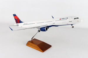 SKR8407 SKYMARKS DELTA A321 1/100 W/WOOD STAND & GEAR - SkyMarks Models