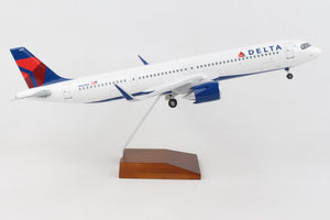 SKYMARKS DELTA A321NEO 1/100 W/WOOD STAND & GEAR