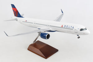 SKYMARKS DELTA A321NEO 1/100 W/WOOD STAND & GEAR